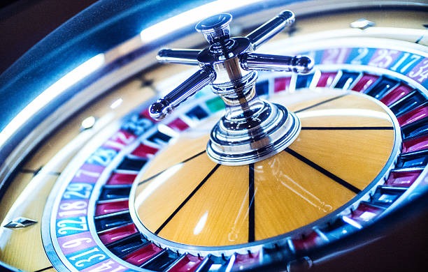 Live roulette wheel spin sequence showing betting timer and dealer